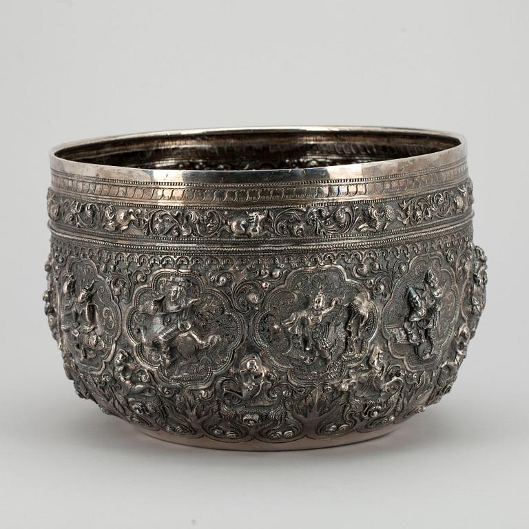SKÅL, silver, troligen Indien. 1900-talets första hälft. Vikt 2067 g.