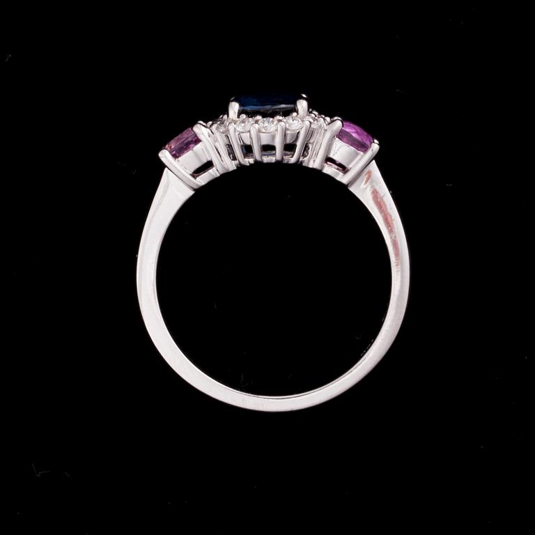 RING, 18K vitguld, safir, ljusröda safirer, diamanter. Vikt ca 5,0 g.