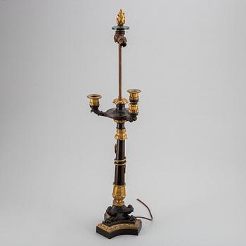 BORDSLAMPA, förgylld och patinerad brons, empire, 1800-talets första hälft.