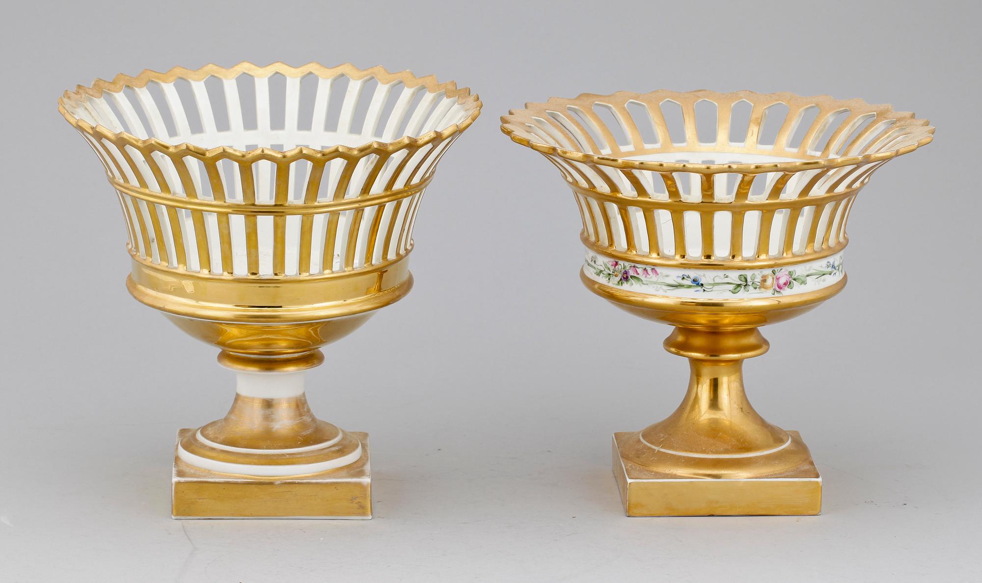 GALLERSKÅLAR, 2 st snarlika, porslin, varav en Rörstrand, empirestil, 1800/1900-tal.