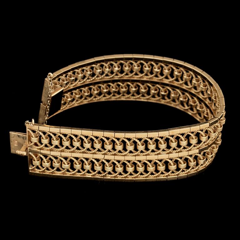 ARMRING, 18k guld, 1900-tal. Vikt 63 g.