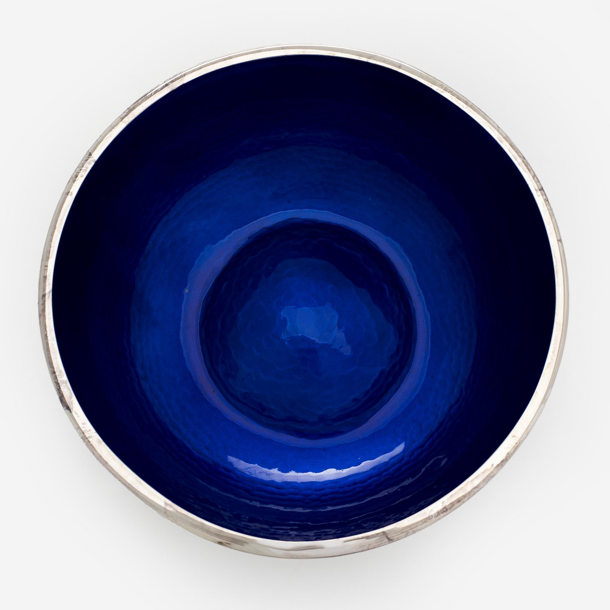 A. Tillander, malja, sterlinghopeaa ja emalia. Helsinki 2005.