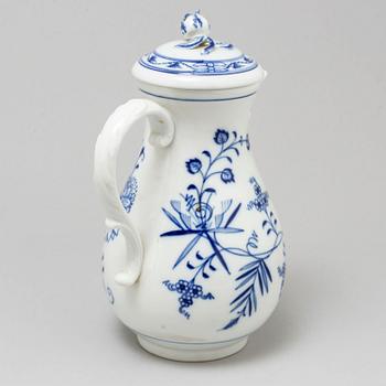 A Meissen part 'Blue Onion' coffee and dinner porcelain service, Germany, 20th century (33 pieces).
