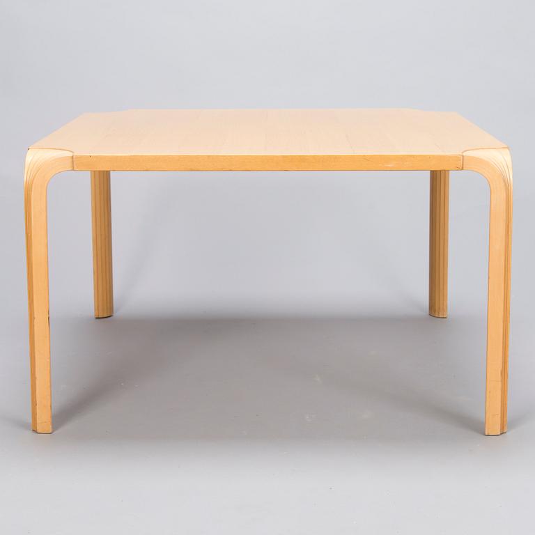 ALVAR AALTO, BORD, modell MX800B, Artek, 1900-talets slut.