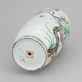 A famille rose peach vase, late Qing dynasty.