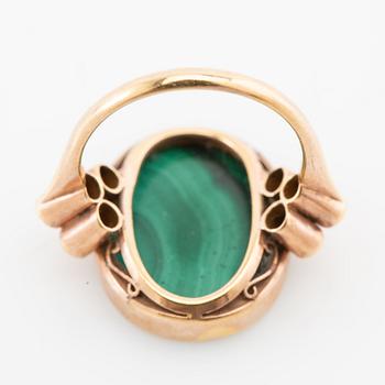 Ring 18K gold with polished malachite.