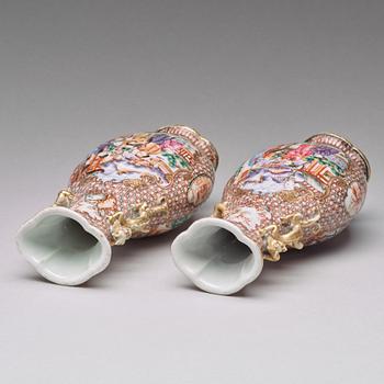 A pair of famille rose vases, Qingdynastin, Qianlong (1736-95).