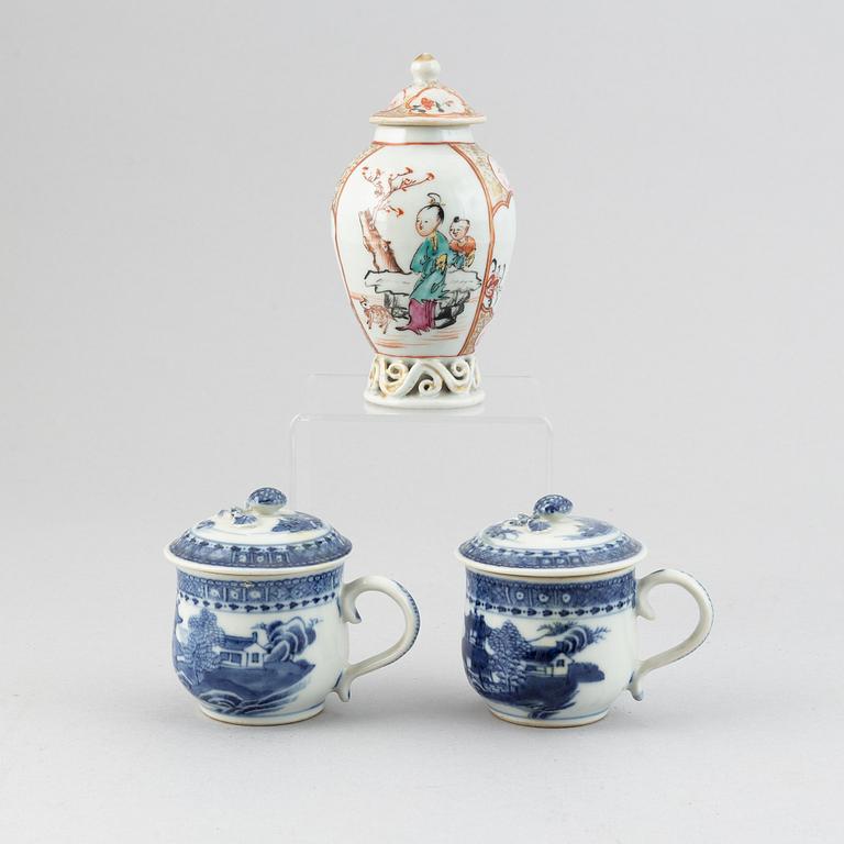 A pair of blue and white custard cups and a teacaddy with cover, Qing dynasty, Qianlong (1736-95).