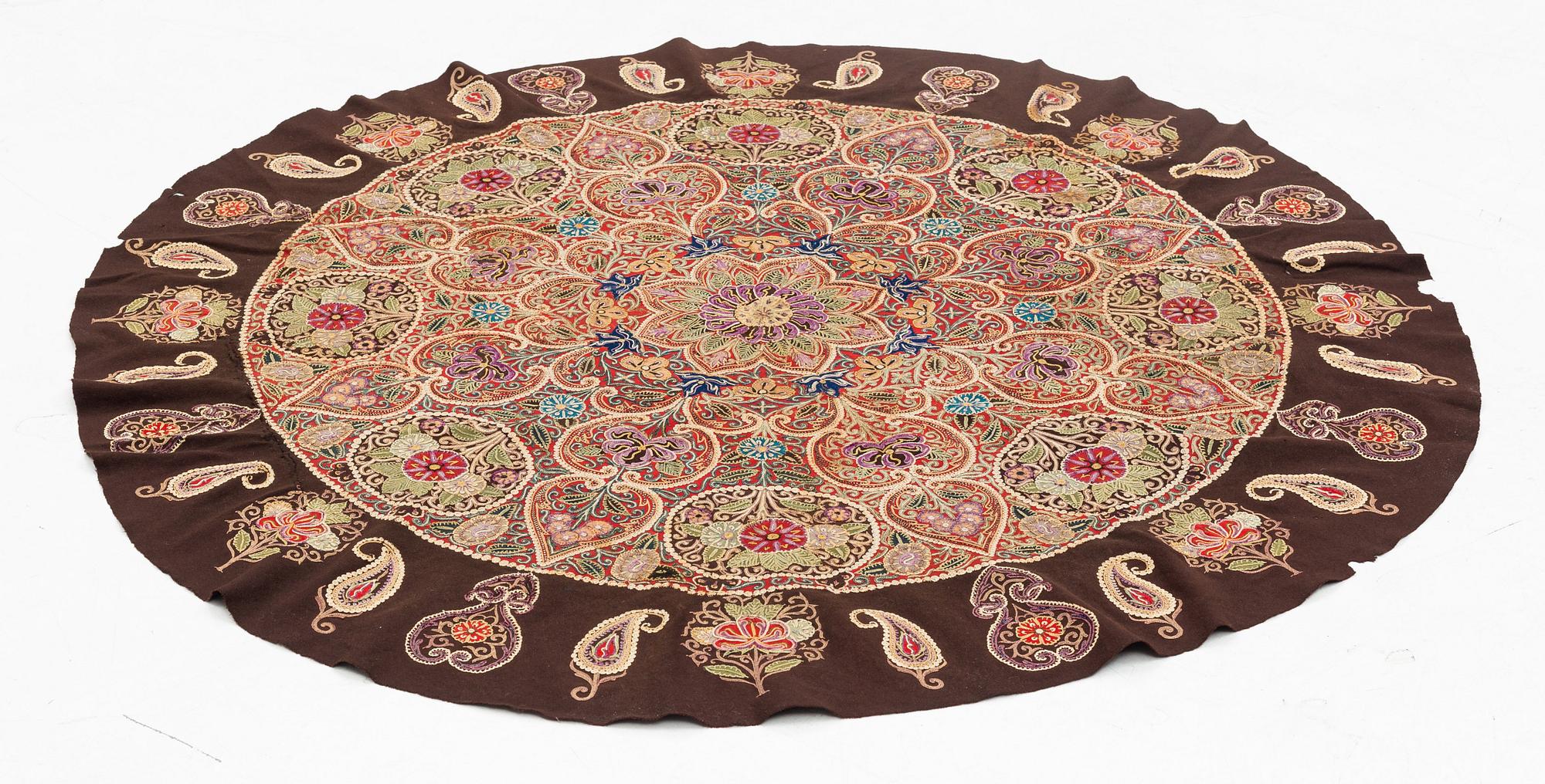 Antikt Rascht Broderi. Persien (Iran). Diameter 119 cm.