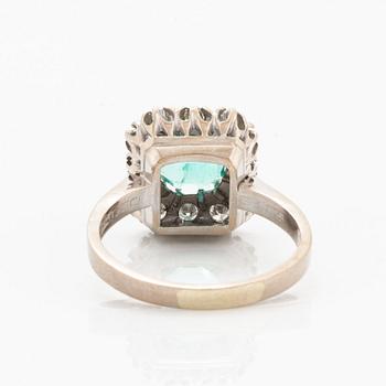 Ring 18K vitguld med en fasettslipad smaragd.