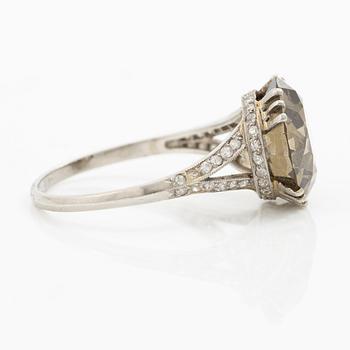 Ring platina med gulgrönbruntonad rund briljantslipad diamant ca 5.50 ct. CG Hallberg, Stockholm 1951.
