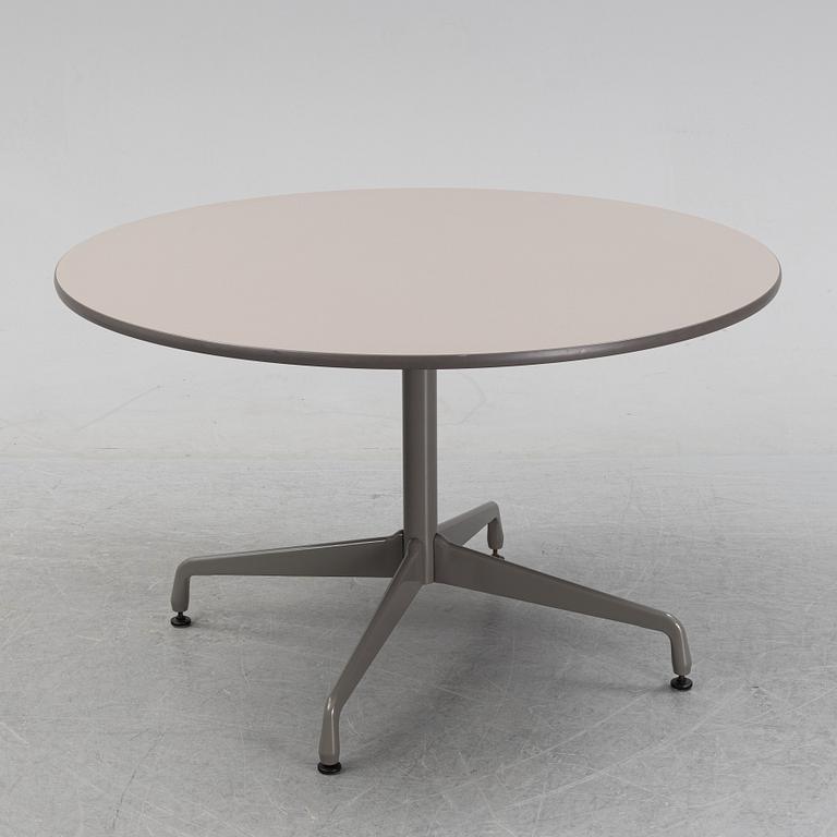 A round 'Aluminumgroup' table by Charles and Ray Eames for Herman Miller.