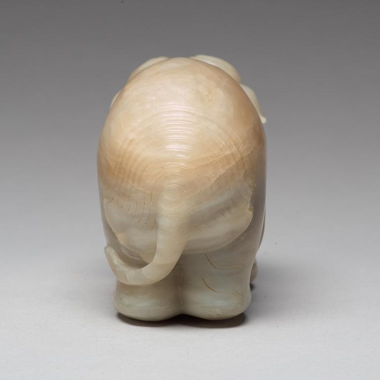 ELEFANT, nefrit. Kina, troligen 1900-tal.