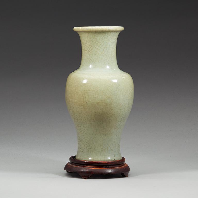 A ge glazed celadon vase, Qing dynasty (1644-1912).