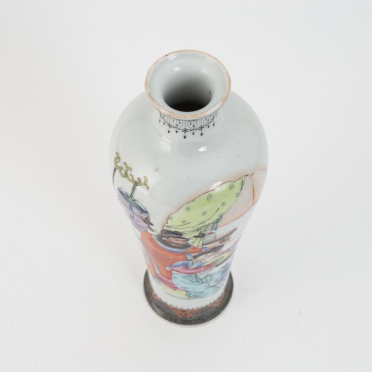 A Chinese republic style porcelain vase, 20th Century.