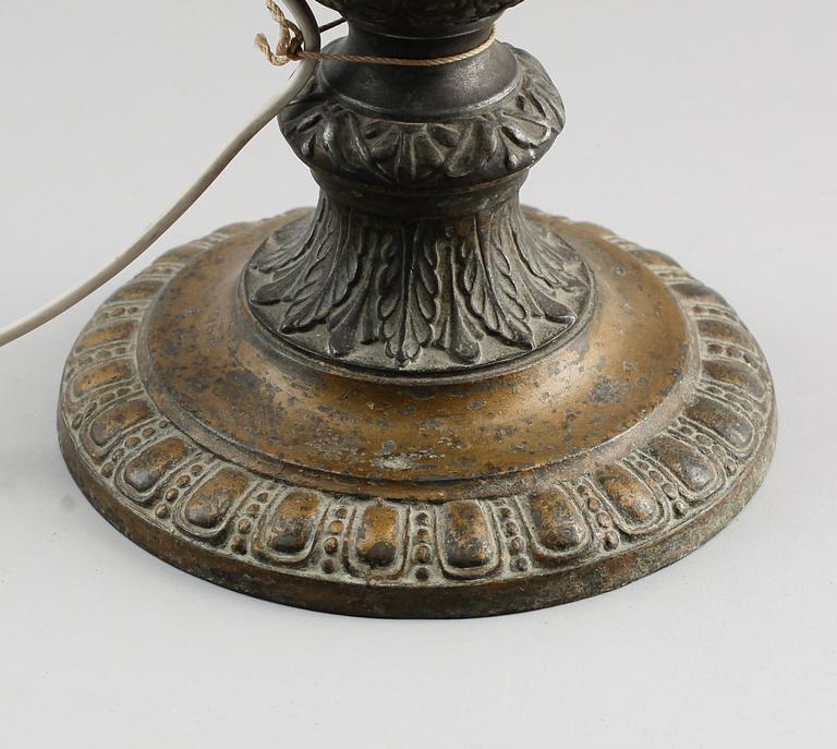 BORDSLAMPA, patinerad metall, omkring år 1900.