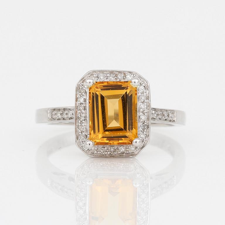 RING, 14K vitguld med trappslipad citrin, ca 1,64 ct, och åttkantslipade diamanter. Total vikt ca 3,59 g.