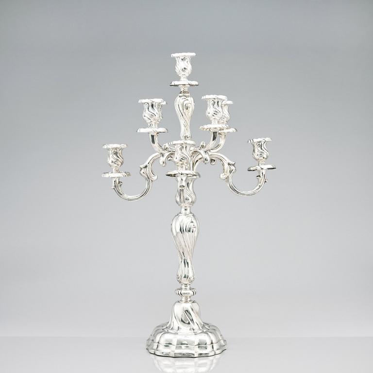 Hermann Julius Wilm, kandelabrar, silver 750, ett par, Louis XV-stil, Berlin, omkring år 1900.
