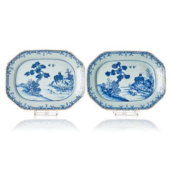 1070. A pair of blue and white serving dishes, Qing dynasty, Qianlong (1736-95).