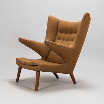 Hans J Wegner, nojatuoli, "Bamse / Papa bear", AP-Stolen, Danmark, 1950-1960-tal. Malli muotoiltu v. 1951.