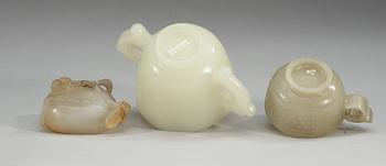 VINOFFERBÄGARE, två stycken, nefrit samt PENSELBAD, agat. Qing dynastin.