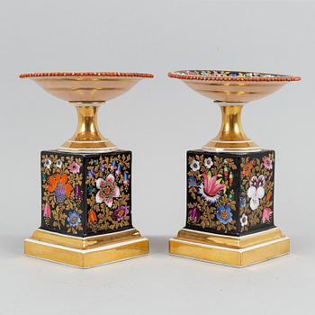 350. A pair of table decorations/tazzas, porcelain, Russian, 19th Century.