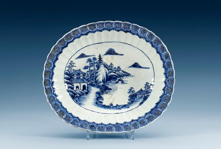 SKÅLFAT, porslin. Qing dynastin, Qianlong (1736-95).