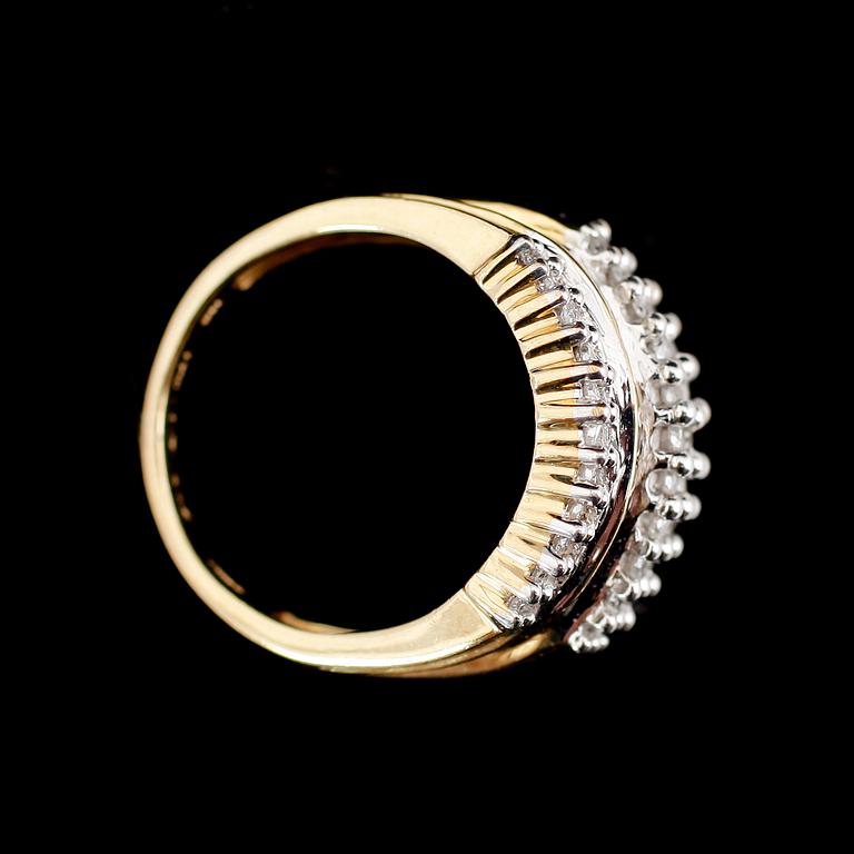 RING, 10 k guld, briljant och baguetteslipade diamanter totalt ca 1.50 ct.