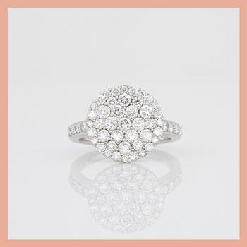 RING, 18K vitguld med briljantslipade diamanter, tot ca 1,59 ct. Total vikt ca 5,26 g.