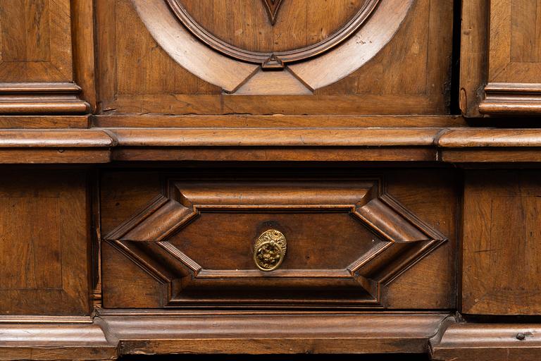 A walnut veneered Baroque cabinet, from around the year 1700.