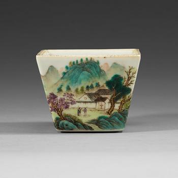 1635. A rectangular bowl, China, Republic, 20th Century, with  hall-mark.