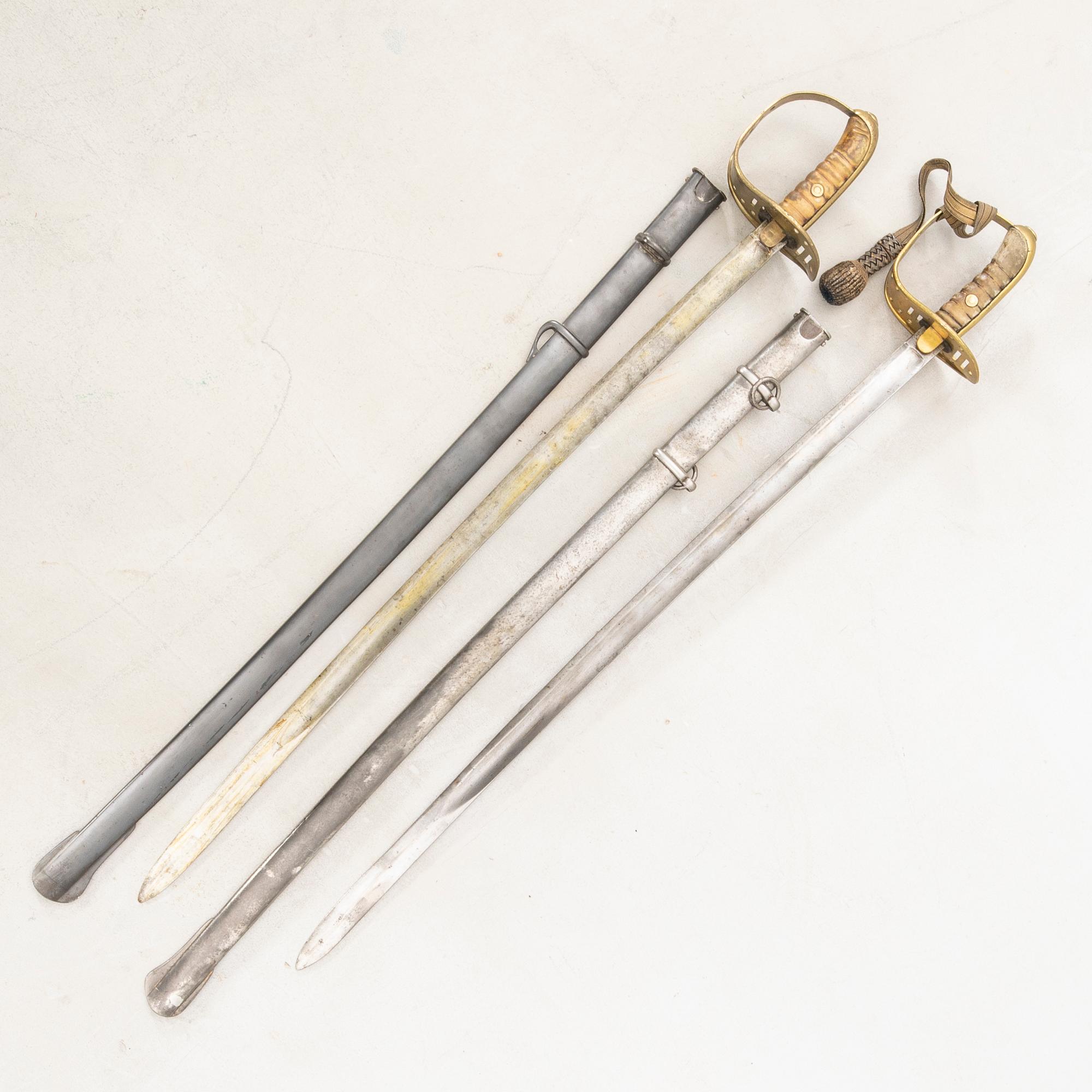 Sablar, 2 st, svenska, m1867-93 för kavalleriet, med baljor.