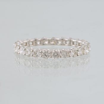 RING, 18K vitguld med 25 briljantslipade diamanter, 1.65 ct. Vikt 1,6 gram.