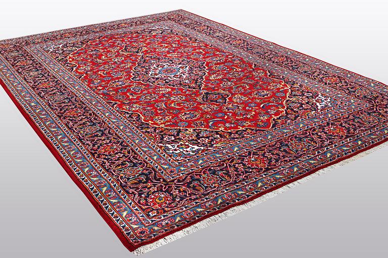 A carpet, Kashan, ca 370 x 267 cm.