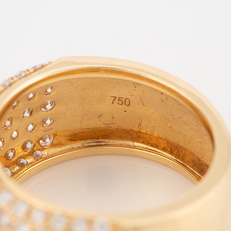 Ring, 18K guld med briljantslipade diamanter.