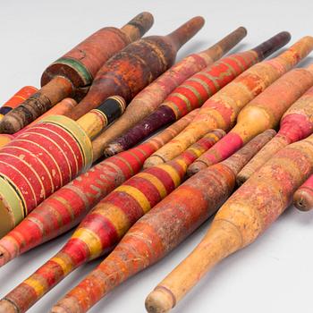 A SET OF 15 CHAPATI ROLLING PIN FROM INDIA, 20TH CENTURY.