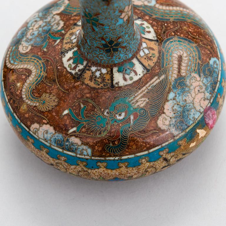 Vaser, ett par, cloisonnéemalj, Japan 1800-talets slut/ 1900-talets början.