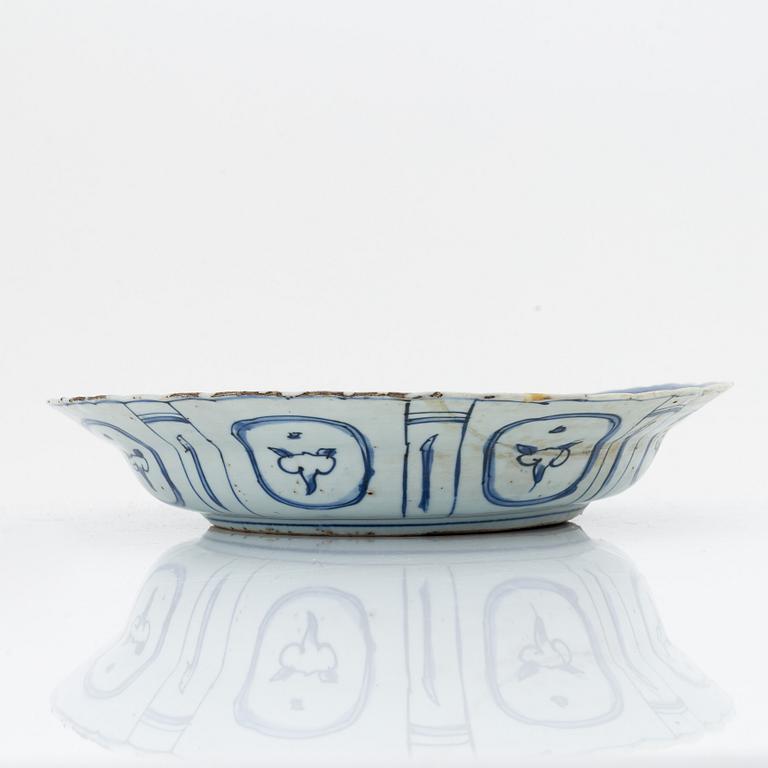 A blue and white dish, Mingdynasty, Wanli (1572-1620).