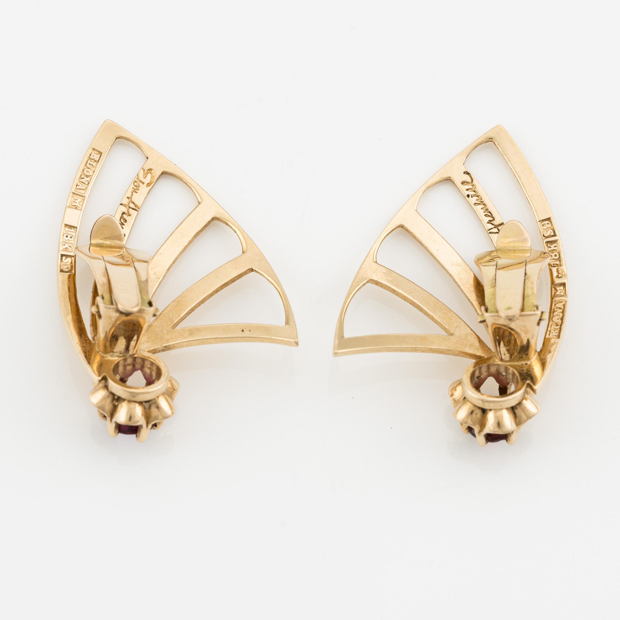 Örhängen, Elon Arenhill, ett par, 18K guld med röda fasettslipade stenar.