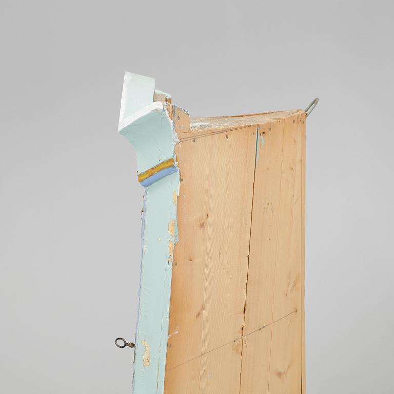 HÖRNSKÅP, allmoge, 1800-talets början.