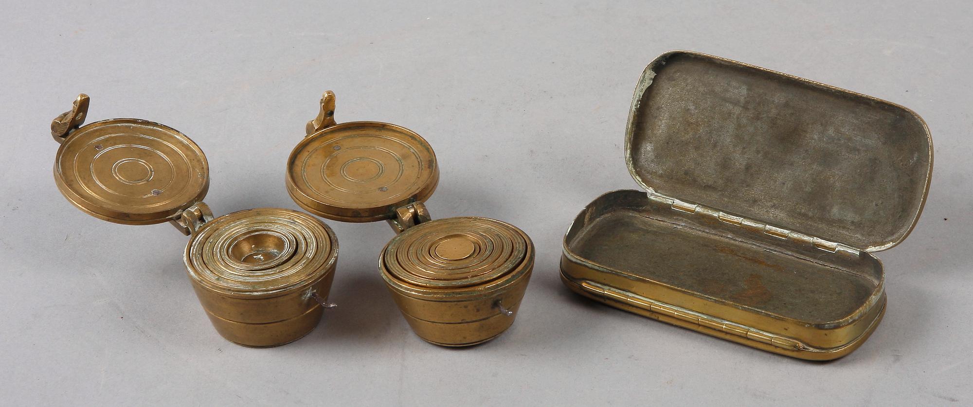 MÅTTSATSER, 2 st samt SNUSDOSA. Mässing. 1800/1900-tal.