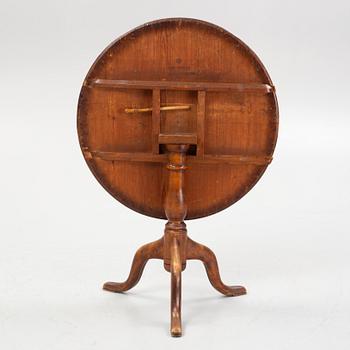 Drop-leaf table by Jacob Sjölin (master in Köping and Kungsör 1767-1785), alder root veneer. Branded number 214.