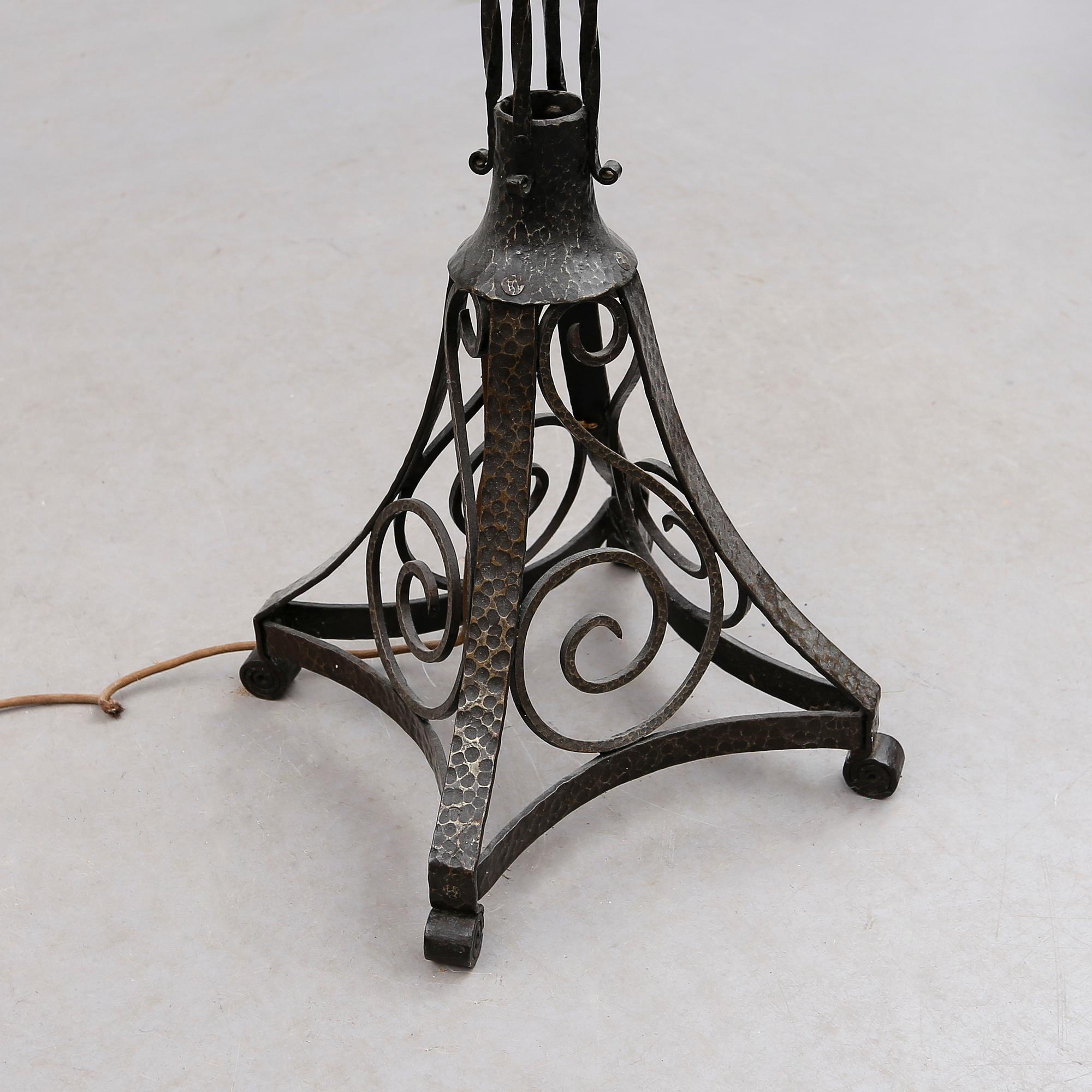 GOLVLAMPA, smide, 1900-talets första hälft.