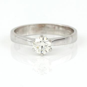 RING, 18K vitguld med briljantslipad diamant ca 0,50 ct. Vikt 3,50 g.
