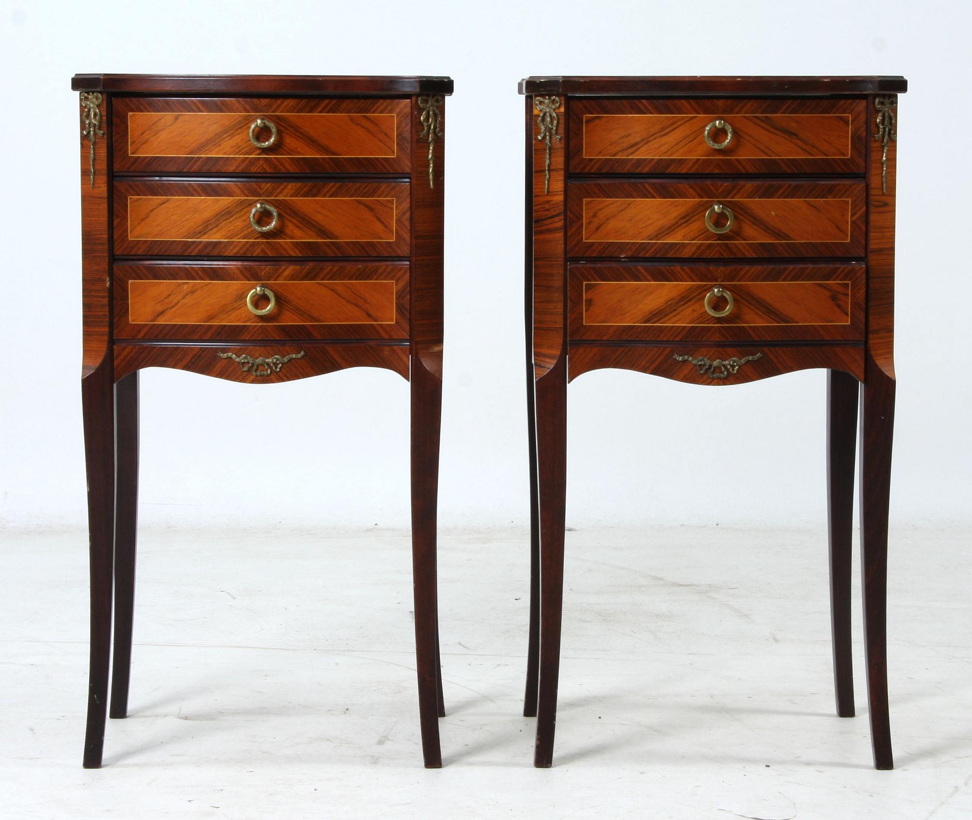 SÄNGBORD, ett par, Louis XVI-stil, 1900-tal.