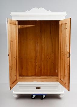 KLÄDSKÅP, 1900-talets första hälft.