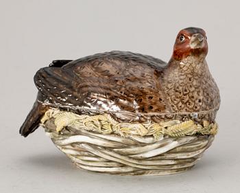 SMÖRHÖNA, porslin, Meissen. Marcoliniperioden 1774-1813.