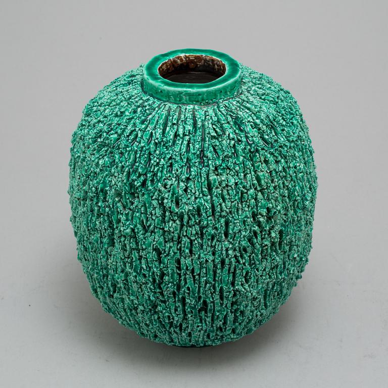 GUNNAR NYLUND, vas, chamotterat stengods, "Igelkottsvasen", Rörstrand.