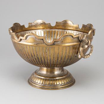A brass champagne cooler or glass rinserm 18th/19th century.