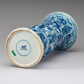 A large blue and white vase, Qing dynasty, Kangxi (1662-1722).